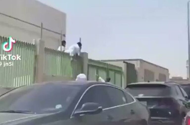 مقطع فيديو يوثق سقوط طالب سمين أثناء محاولته الهروب من المدرسة