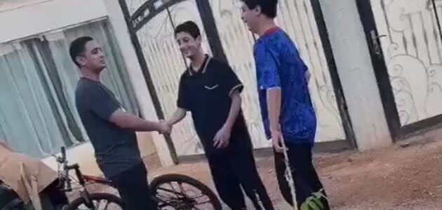 مقطع متداول لمواطن يُعرف أبنائه بشقيقهم المصري من أم أخرى.. شاهد ردة فعلهم