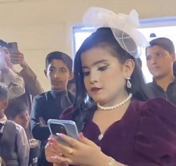 منع الطفلة العراقية الشهيرة بـ أم البنفسجي من الظهور إعلاميًا لهذا السبب