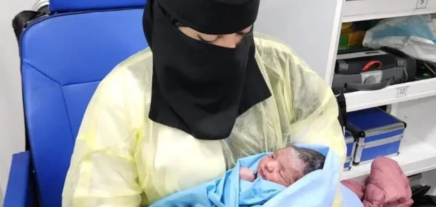 موطنة بنغلاديشية تضع طفلتها على متن طائرة سعودية في جدة