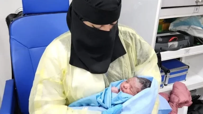 موطنة بنغلاديشية تضع طفلتها على متن طائرة سعودية في جدة