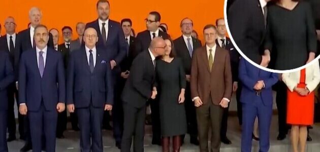 وزيرة الخارجية الألمانية ترد على محاولة نظيرها الكرواتي تقبيلها بشكل مشين