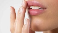 وصفات طبيعيه للتخلص من لون الشفاه الداكنه وعلاج الاسمرار