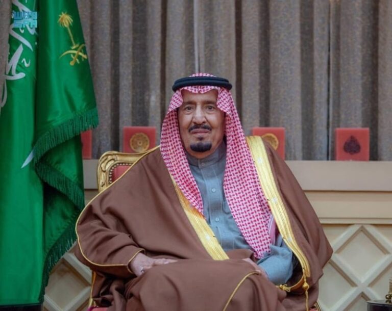 أمام خادم الحرمين وبحضور ولي العهد.. الأمراء يؤدون القسم عقب صدور الأوامر الملكية بتعيينهم في مناصبهم الجديدة