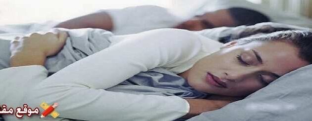 أهم 15 تفسير رؤية الميت يصلي في البيت في المنام للمتزوجة والعزباء