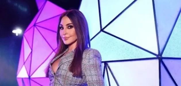 إليسا في موقف محرج بسبب تمزق بنطالها خلال مشاركتها في فعاليات مهرجان ميدل بيست بالرياض