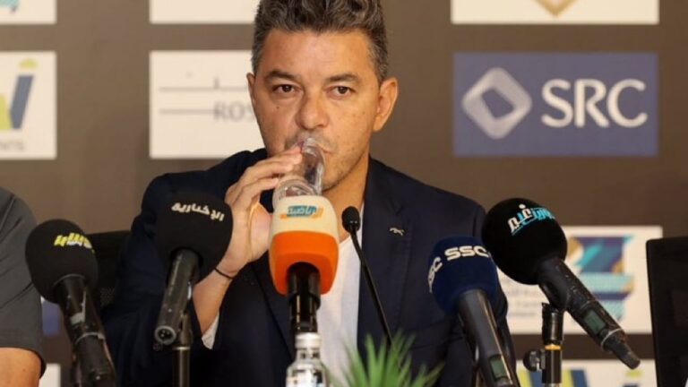 استبدال بنزيما في مباراة الاتحاد والرائد يثير التساؤلات حول القرار الفني.. المدرب يُجيب