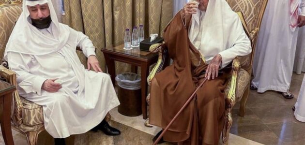 الأمير خالد الفيصل يقدم واجب العزاء لأبناء الأمير ممدوح بن عبدالعزيز