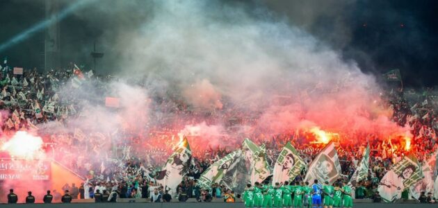 الأهلي يُغرم 40 ألف ريال بسبب رمي جماهيره علب مياه