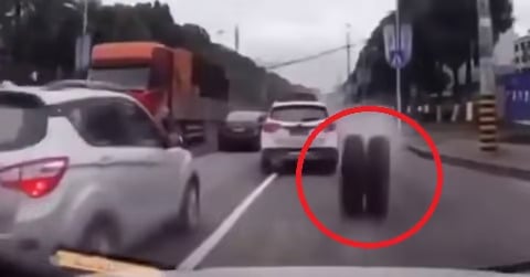 الإطارات المنفلتة تدمير مرعب.. شاهد ما تفعله على الطريق