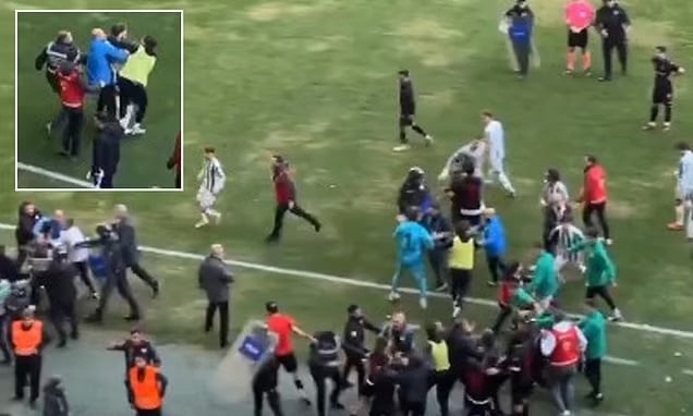 الانفلات يتواصل في تركيا.. شاهد اشتباكات ولكمات بالأيدي بين فريقين في دوري الدرجة الثالثة