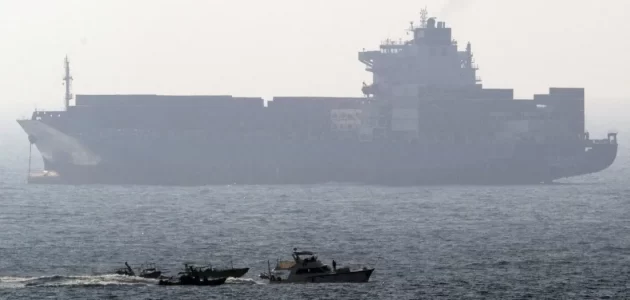 الحوثيون يهاجمون سفينتين إسرائيليتين قرب باب المندب