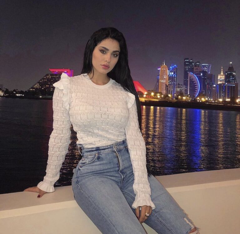 اللبنانية يومي تعلق على وصولها إلى السعودية بعد غياب عام ونصف