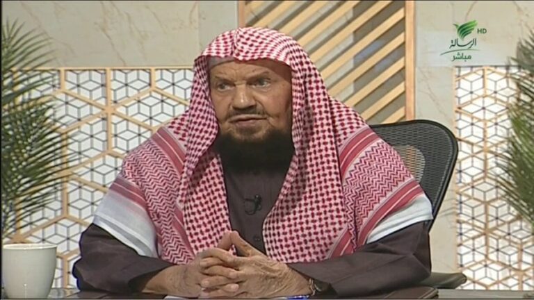 المنيع يوضح جواز دفن الميت دون تغسيله -فيديو