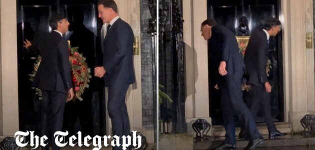 بعد وصوله إلى منزله في لندن.. شاهد رئيس الوزراء البريطاني يتعرض لموقف محرج أمام نظيره الهولندي