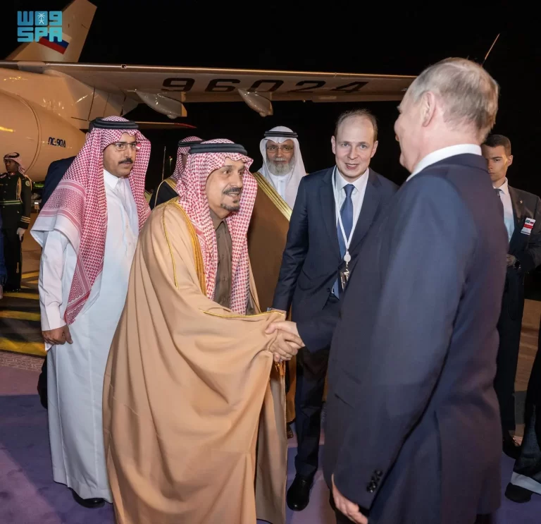 بوتين يصل إلى ⁧‫الرياض‬⁩ وفي مقدمة مستقبليه أمير المنطقة