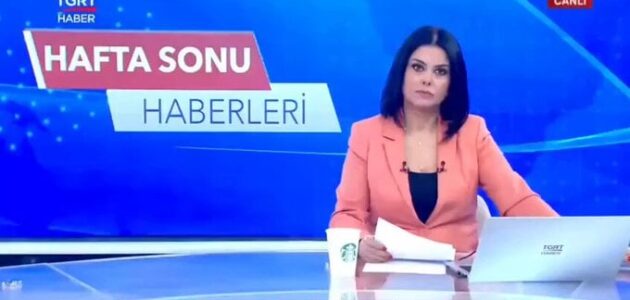تلفزيون تركي يفصل مذيعة أخبار بعد ظهورها أثناء تقديم النشرة وأمامها كوب من قهوة ستاربكس