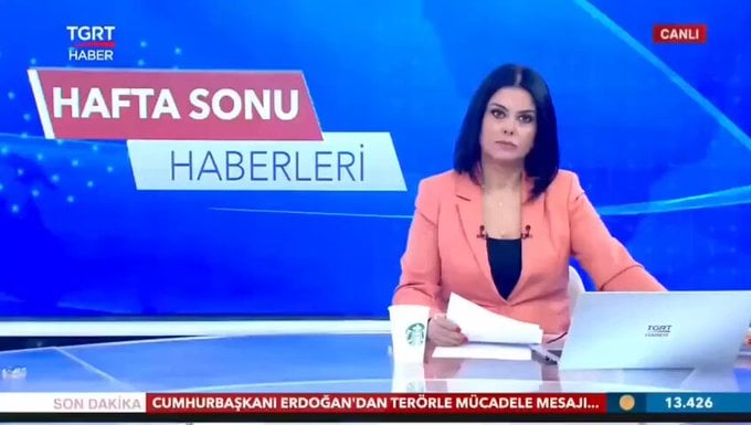 تلفزيون تركي يفصل مذيعة أخبار بعد ظهورها أثناء تقديم النشرة وأمامها كوب من قهوة ستاربكس