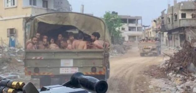 جيش الإحتلال ينشر صور لعدد كبير من الفلسطينيين عراة في سيارة بعد أسرهم في شمال غزة