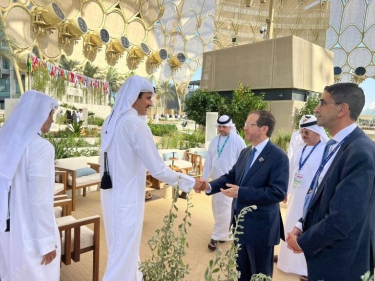 خلال مؤتمر المناخ في دبي.. أمير قطر يصافح الرئيس الإسرائيلي إسحاق هيرتسوغ