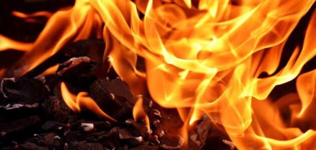 رجل يسكب البنزين على زوجته أثناء سيرهما على طريق عام في تبوك.. والكشف عن السبب