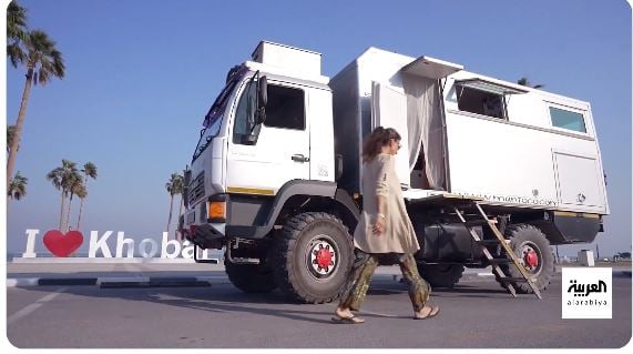سائحان ألمانيان يتنقلان بين المناطق السعودية في مقطورة