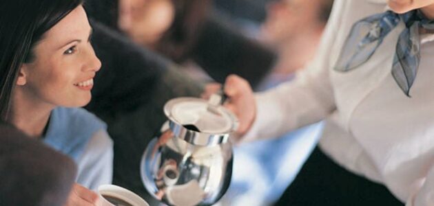 سبب صادم قد يمنعك من شرب القهوة على الطائرة