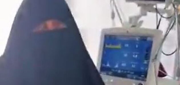 سيدة توجه رسالة تحذيرية للأمهات من غرفة المستشفى مع ابنها بشأن مخاطر إدمان اللعب على الهواتف الذكية -فيديو