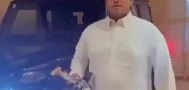 شاب سعودي يهدي طبيبًا عمانيًا سيارة مرسيدس جي كلاس كهدية عرفان بعلاج والدته -فيديو