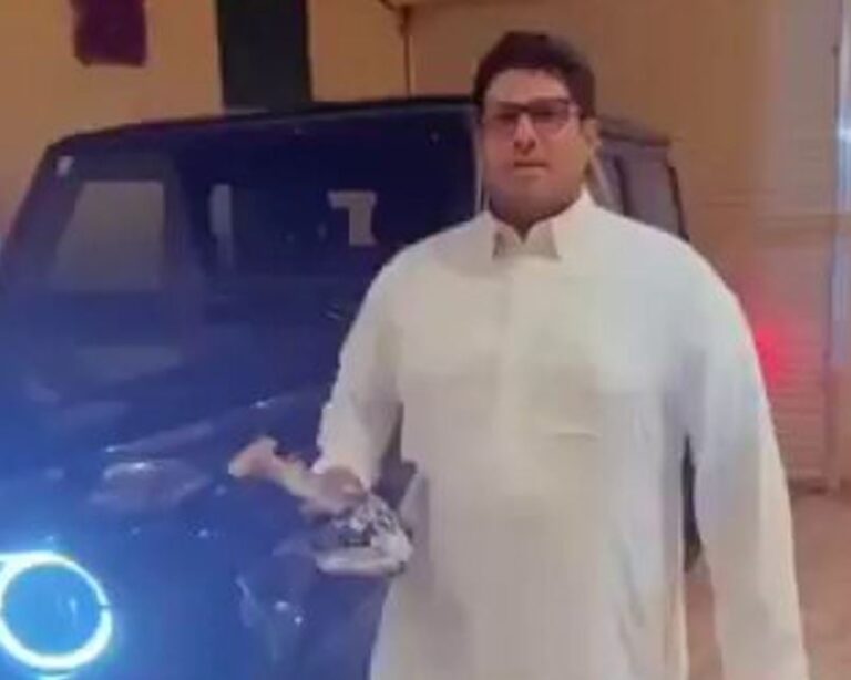 شاب سعودي يهدي طبيبًا عمانيًا سيارة مرسيدس جي كلاس كهدية عرفان بعلاج والدته -فيديو