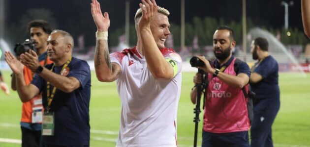 شاهد.. أبناء لاعب نادي القادسية الإنجليزي ماكس باور يُظهرون دعمهم لنادي الهلال