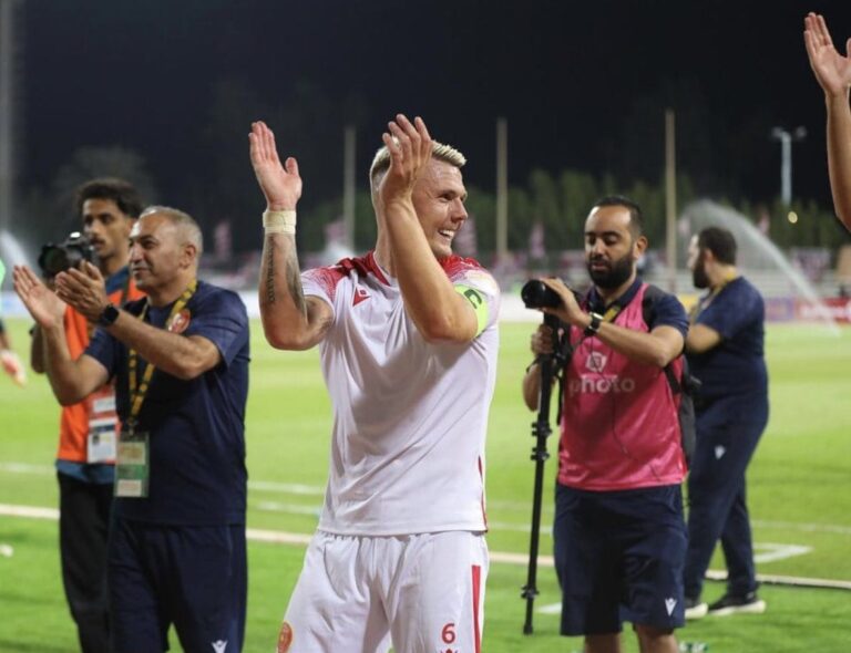 شاهد.. أبناء لاعب نادي القادسية الإنجليزي ماكس باور يُظهرون دعمهم لنادي الهلال