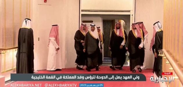 شاهد أمير قطر يستقبل ولي العهد الأمير محمد بن سلمان للمشاركة في القمة الخليجية بالدوحة