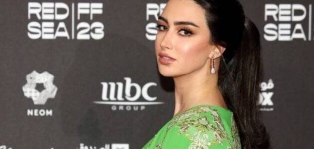 شاهد.. إعلامية مغربية تخطف الأنظار على السجادة الحمراء لمهرجان البحر الأحمر السينمائي