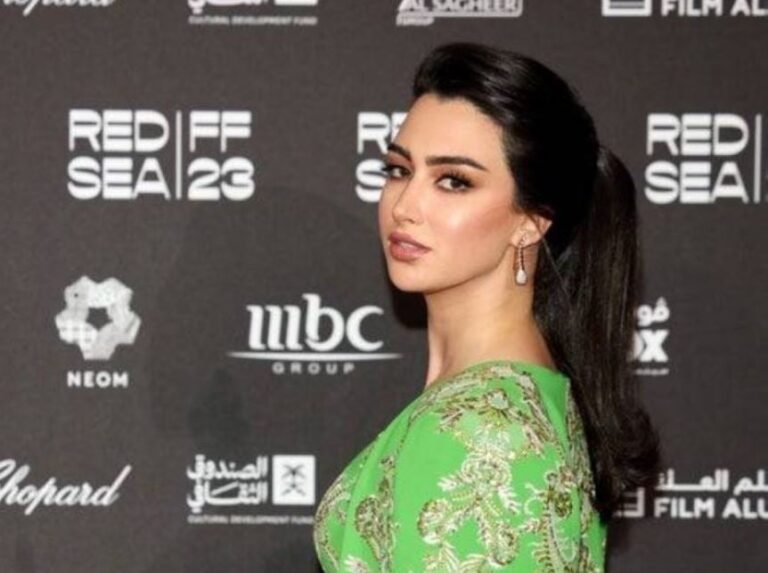 شاهد.. إعلامية مغربية تخطف الأنظار على السجادة الحمراء لمهرجان البحر الأحمر السينمائي