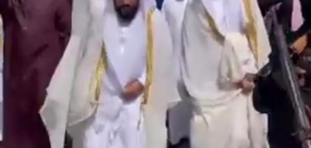 شاهد.. استقبال حار من الشعب الغيني لإمام الحرم المكي وخطيبه الشيخ عبد الله الجهني