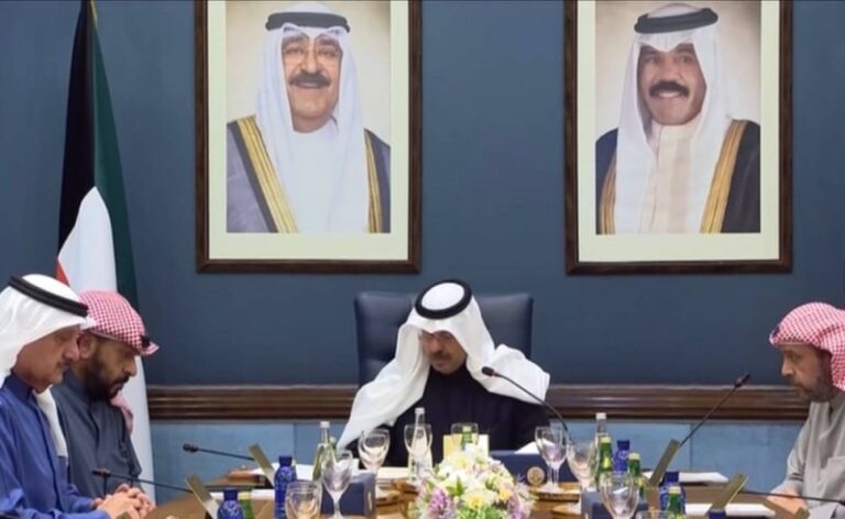 شاهد تأثر وبكاء الشيخ أحمد نواف الأحمد الصباح وهو ينعى وفاة أمير الكويت الشيخ نواف الأحمد الصباح