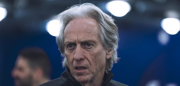 شاهد جيسوس البالغ من العمر 70 عاما يؤدي تمارين الضغط مع لاعبي الهلال