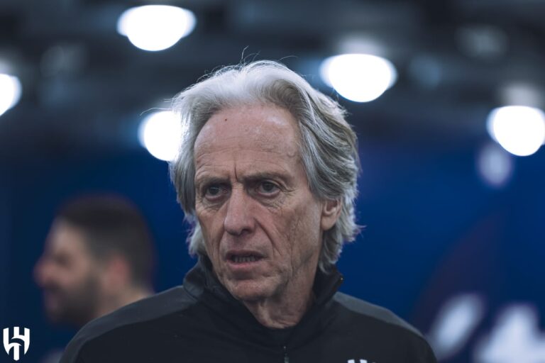 شاهد جيسوس البالغ من العمر 70 عاما يؤدي تمارين الضغط مع لاعبي الهلال