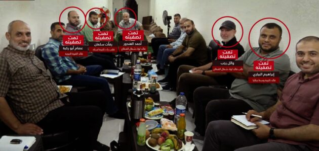 شاهد جيش الإحتلال الإسرائيلي ينشر فيديو وصورة لقادة بحماس داخل نفق قبل تصفيتهم