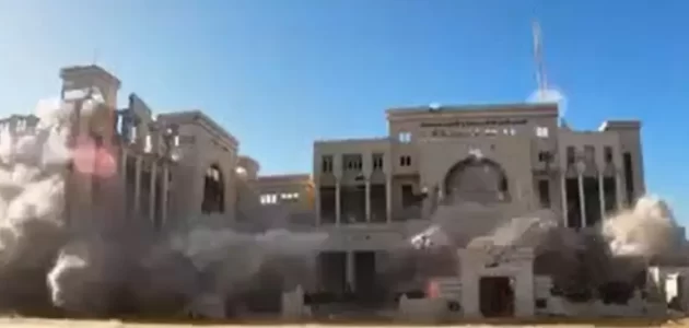 شاهد جيش الإحتلال يفجر مبنى قصر العدل في غزة ويحوله لـ ركام في ثوان