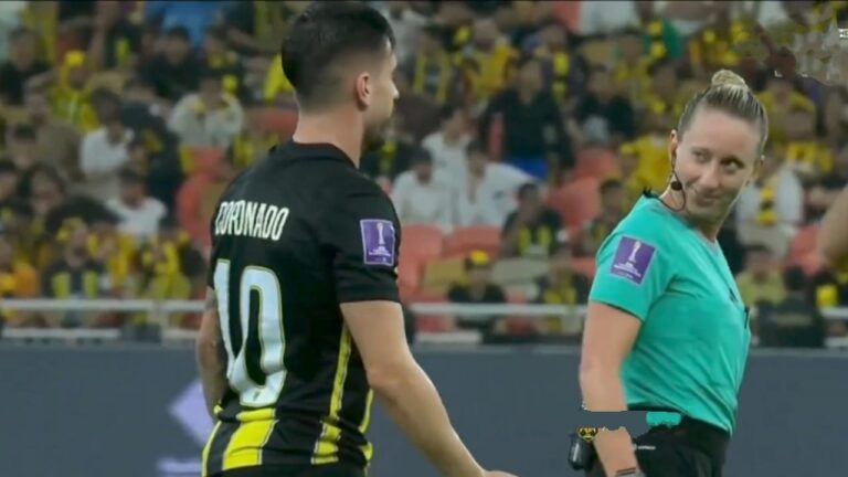 شاهد.. حكمة الاتحاد الأمريكية توري بينسو تغمز لـ كورونادو في مباراة أوكلاند سيتي