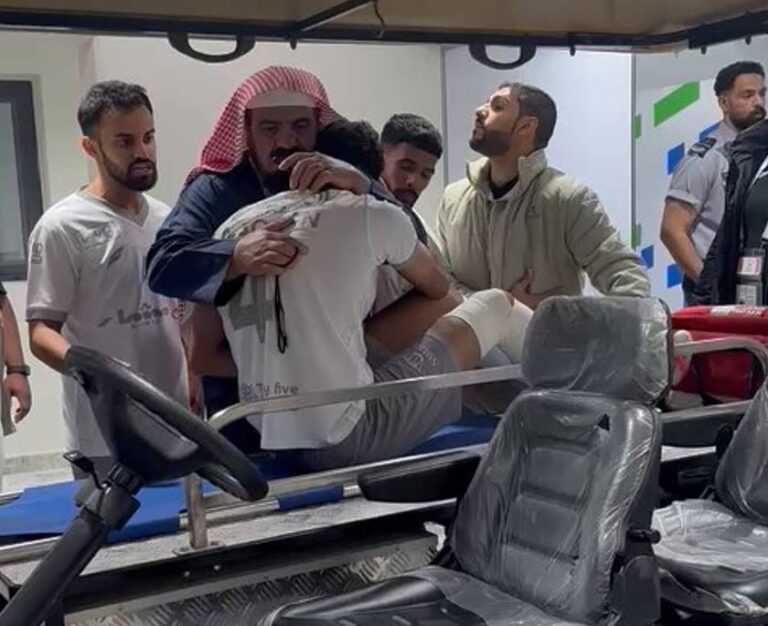 شاهد.. رئيس الطائي يواسي السلطان بعد إصابته