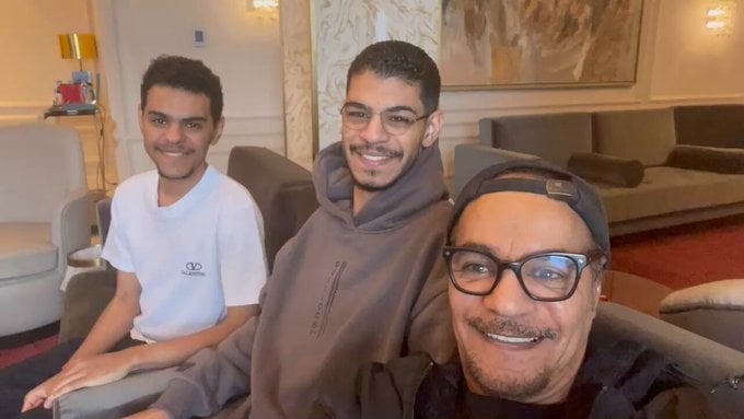 شاهد رابح صقر يشارك مقطع طريف برفقة أبنائه: خميس ومالي خلق أزعق