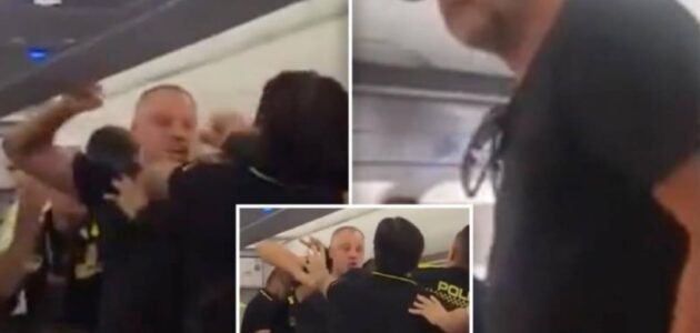 شاهد راكب يعتدي على الشرطة الأمريكية أثناء القبض عليه على متن طائرة متجهة إلى فلوريدا