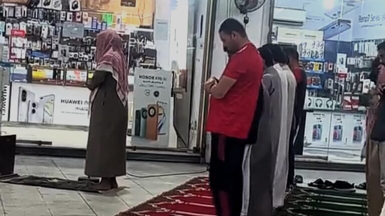 شاهد رجل يصلي بالناس في مجمع الجولات بجدة يحصد تفاعلًا واسعًا لهذا السبب