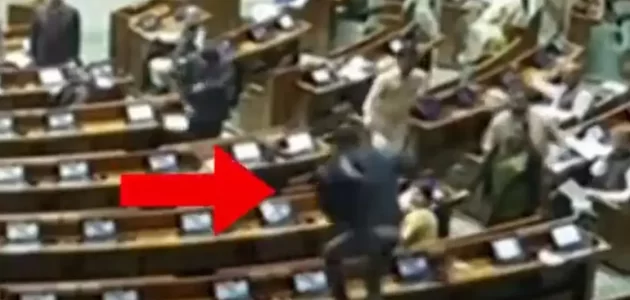 شاهد رجل يقفز فجأة إلى منطقة النواب بالبرلمان الهندي