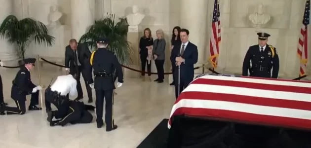 شاهد ردة فعل حارسة شرف أمام نعش قاضية خلال مراسم جنازتها بقاعة المحكمة العليا في واشنطن