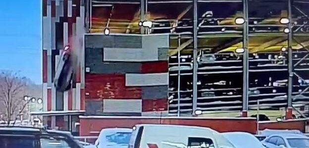 شاهد سائق روسي مخمور أراد أن يضع سيارته في الجراج.. والنهاية صادمة
