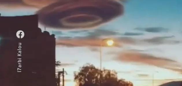 شاهد سحابة عدسية تزين سماء مدينة مغربية وتخطف الأنظار